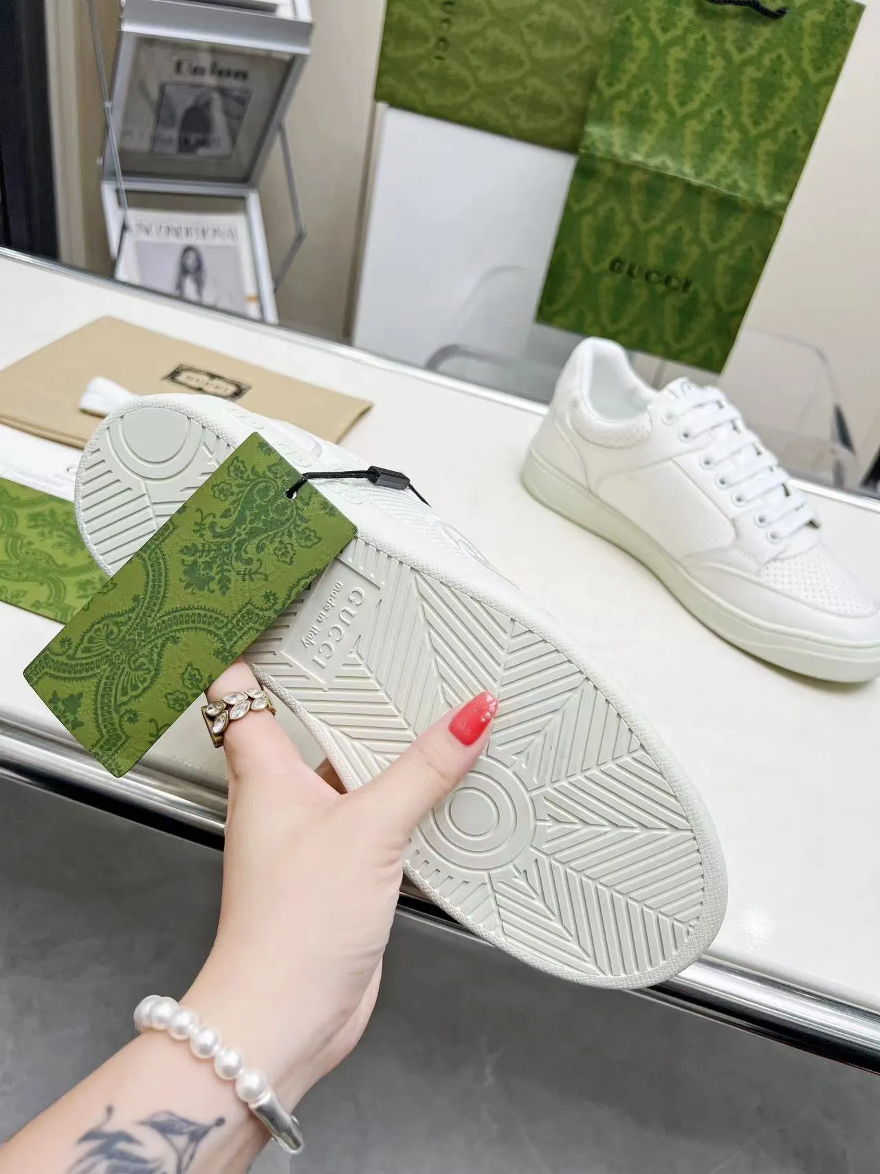 P620 💞💞Gucci G Home’s latest popular sports shoes, couple’s style, casual, retro white shoes 🌸🌸🌸 New popular series. The exquisite and compact interlocking double G logo romantically interprets the aesthetic concept of this series. Made of off-white leather, retro inspiration is cleverly blended into the sneaker design to reinterpret the brand logo. Exquisitely packaged at the delivery counter 🛍📦 ▪️Fabric: Original custom-made imported first-layer cowhide leather ▪️Lining: Original custom-made imported cowhide lining ▪️Outsole: Original molded two-color TPU outsole ▪️Size: Women's 35-40 / Men's 39-45